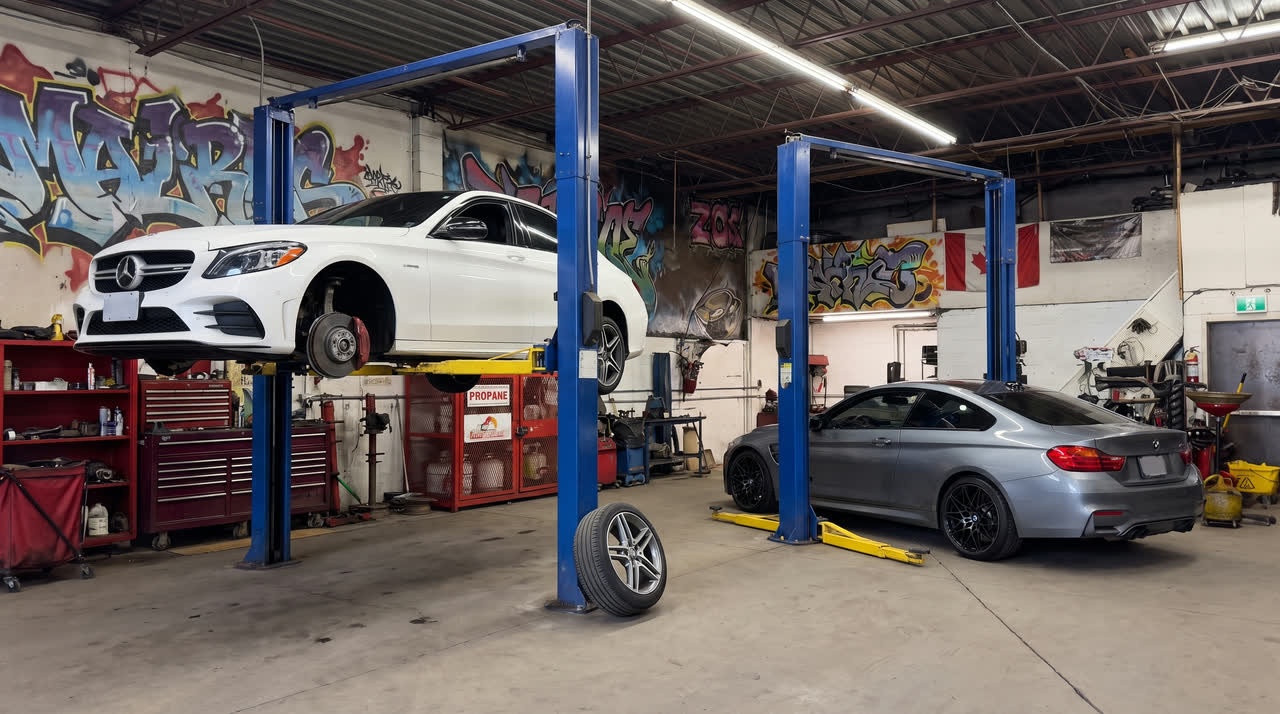 Autos sur les ponts avec le chariot à outils à côté