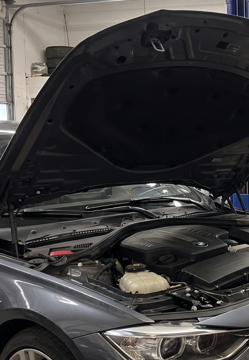 An engine bay open for diagnosis